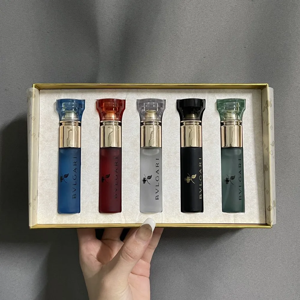 компоненты парфюма. эфирные масла в парфюмерии. компонент духов. состав духов компоненты. много флаконов духов.