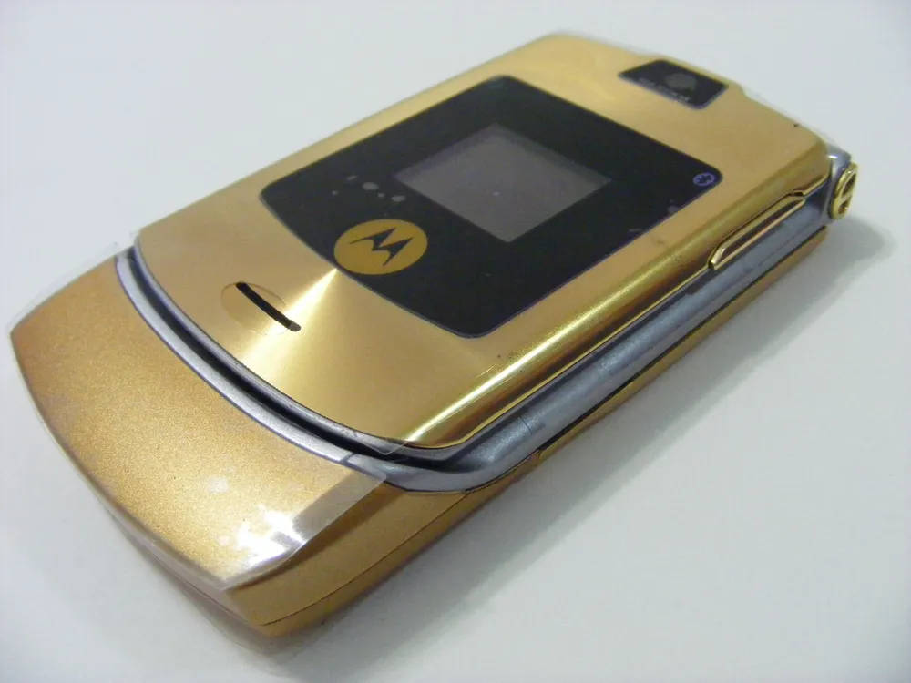 Мобильный телефон Motorola RAZR V3i-L, золотой - купить по выгодной ...