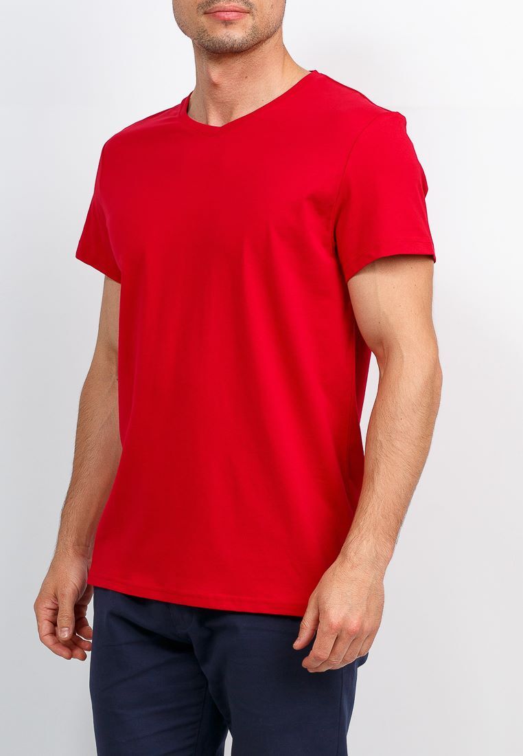Красная футболка на мужчине