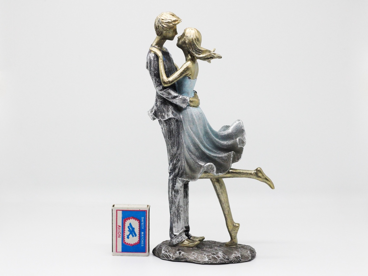 статуэтка "влюбленные" 15,5*7,5*24,5 см. серия "фьюжн". статуэтка влюбленных. статуэтка парень с девушкой. статуэтка влюбленные 7.