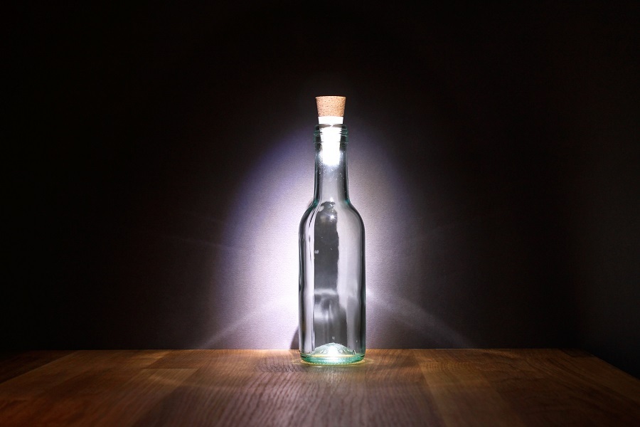 Пустая бутылка на столе. Светящаяся пробка Bottle Light. Светящаяся пробка для бутылки Bottle Light. Пустая бутылка. Красивые бутылки.