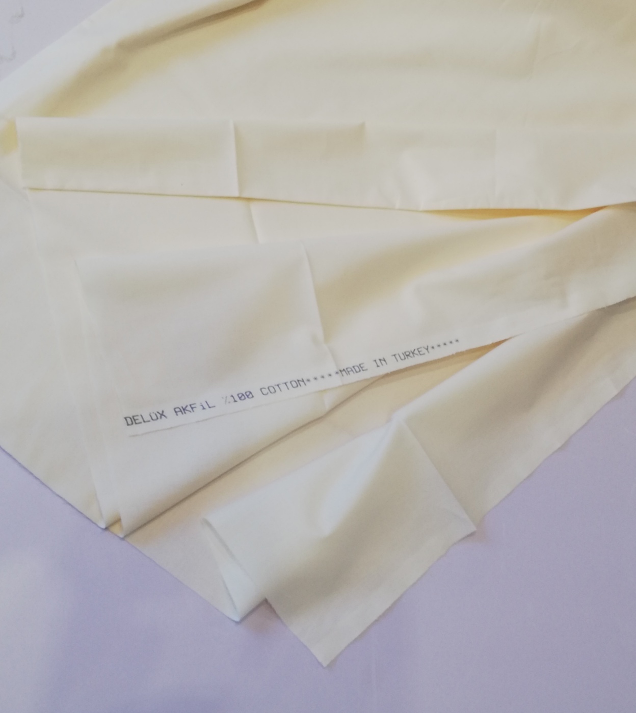 Аккуратно сложенное постельное белье из ткани ранфорс на полке