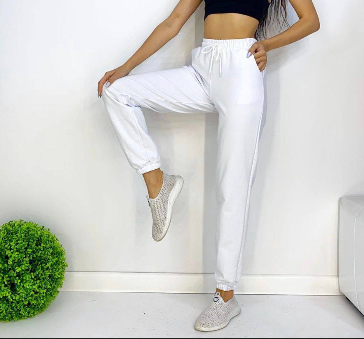 Белые спортивные брюки женские