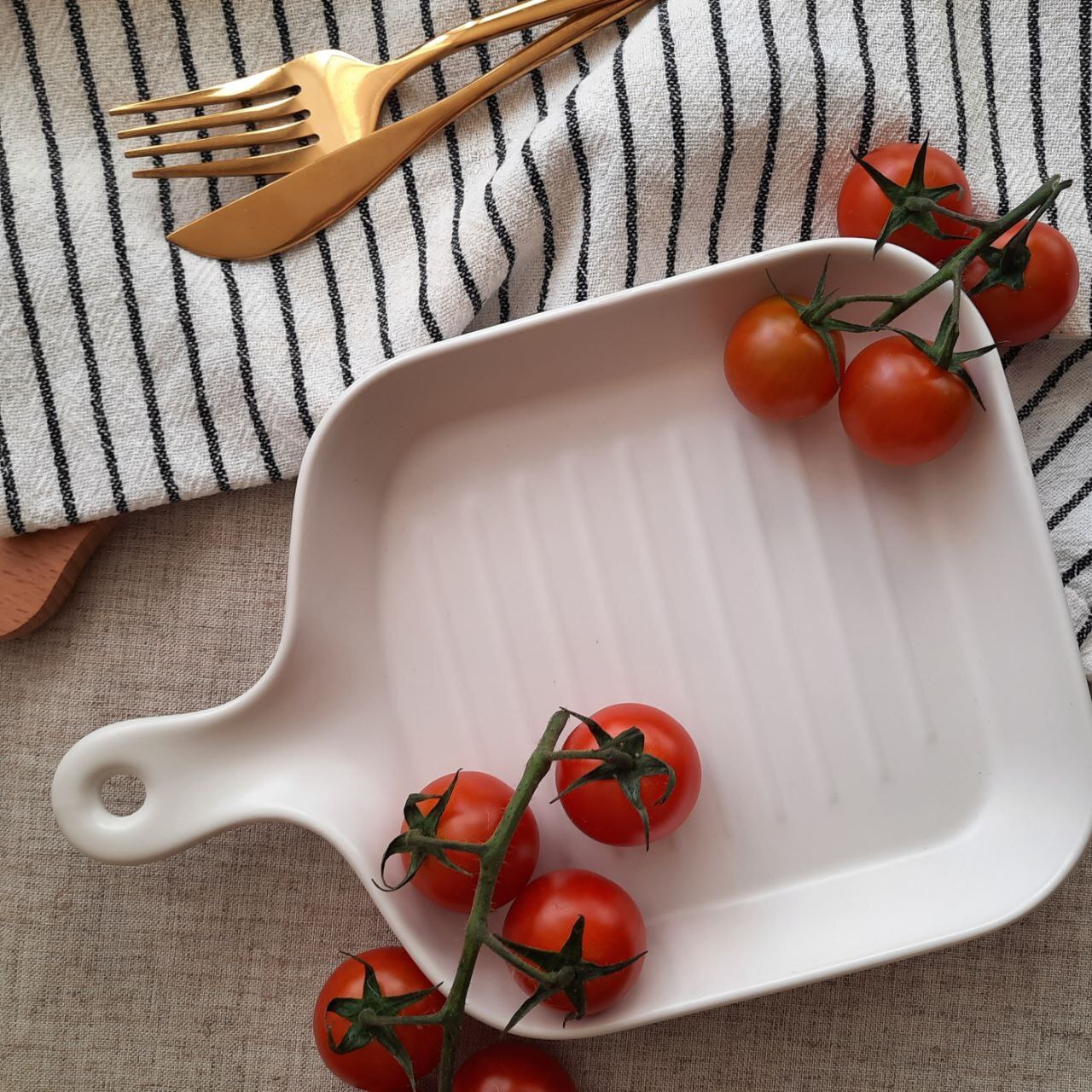 Керамическое блюдо с рогами. Риштанская посуда ляган. Синие керамические тарелки. Шафран блинница риштанская. Необычные тарелки для еды.