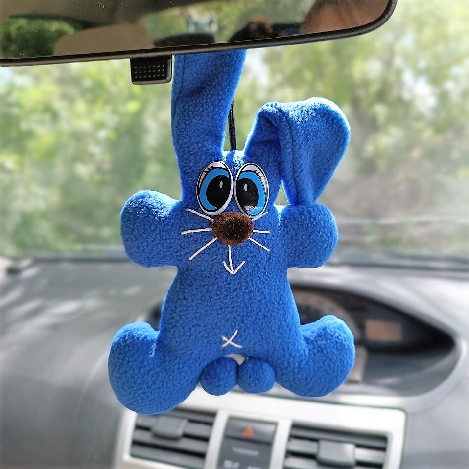 Заяц на присосках в машину