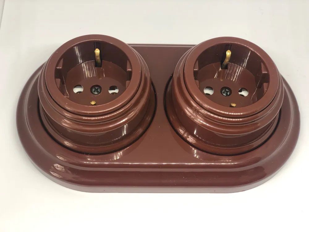 Makel mimoza розетки и выключатели. Розетка уличная коричневая. Двойная розетка lezard mira. Розетки коричневые. Розетка intro polo 3-203-01 б/з 2х2р.