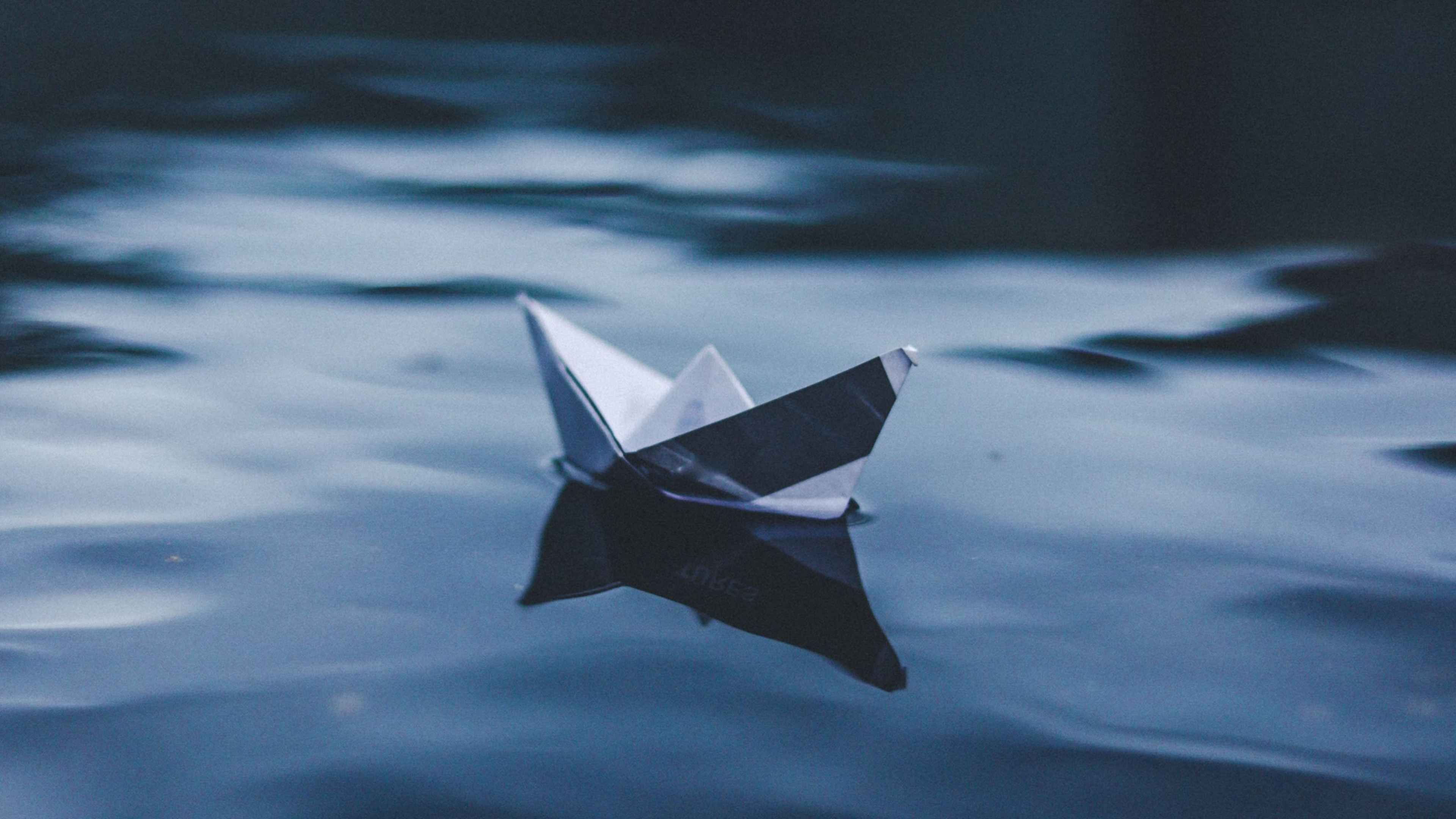 Бумажная вода. Бумажный кораблик. Бумажный кораблик в море. Бумажный кораблик на воде. Красивый бумажный кораблик.