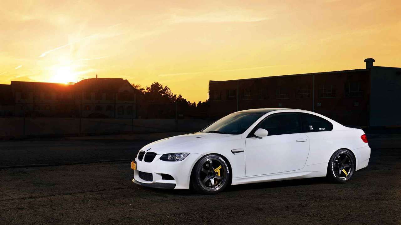 Белый цвет машины фото. BMW m3 белая. BMW e92. BMW m3 2012 White. BMW m3 e92 Black and White.