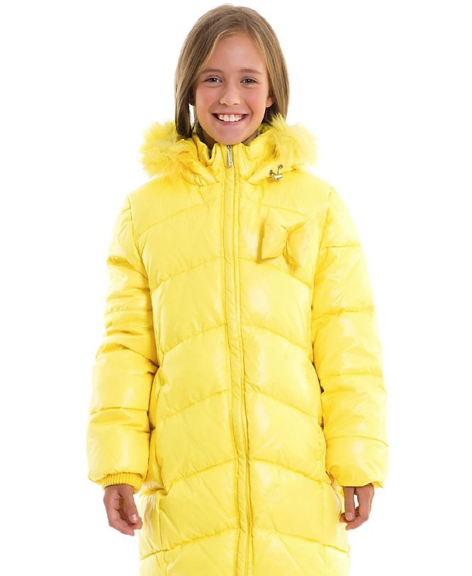 Девочка в желтой куртке