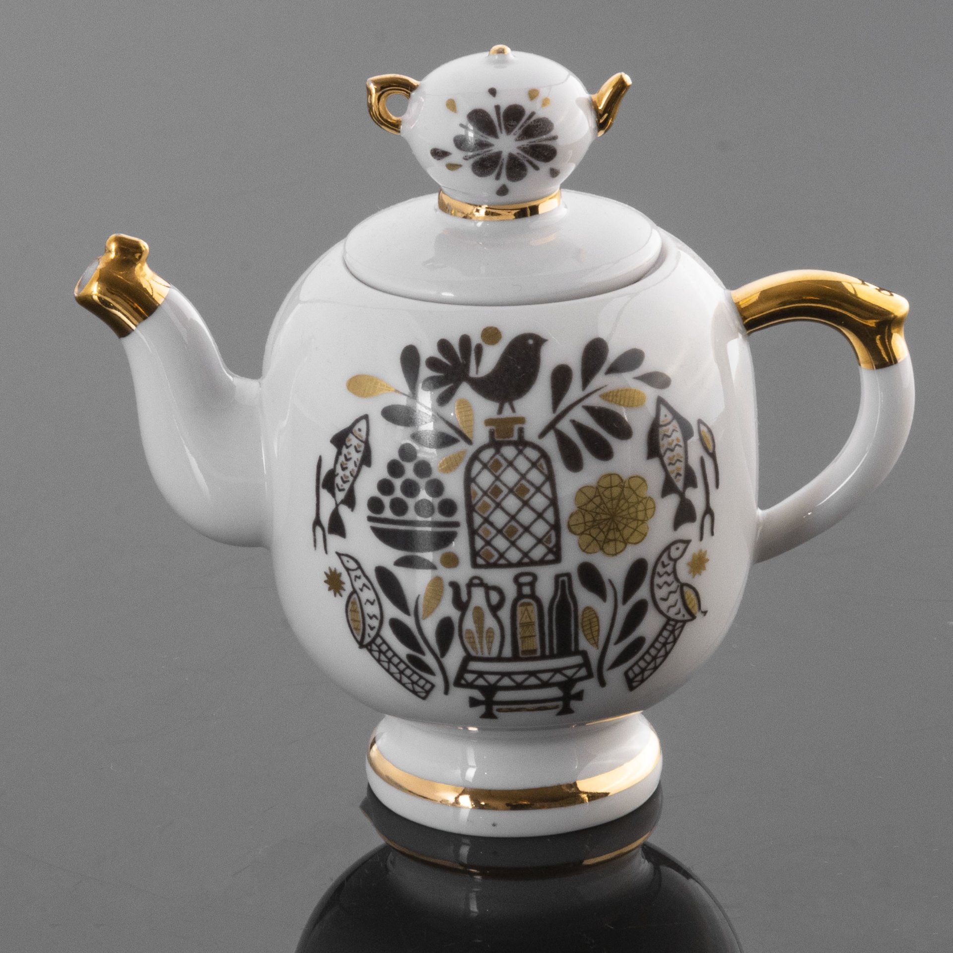 Лфз заварочный чайник 1с. Чайник заварочный лфз ссср. Императорский фарфоровый завод. Чайник лфз. Чайник красный петух лфз.