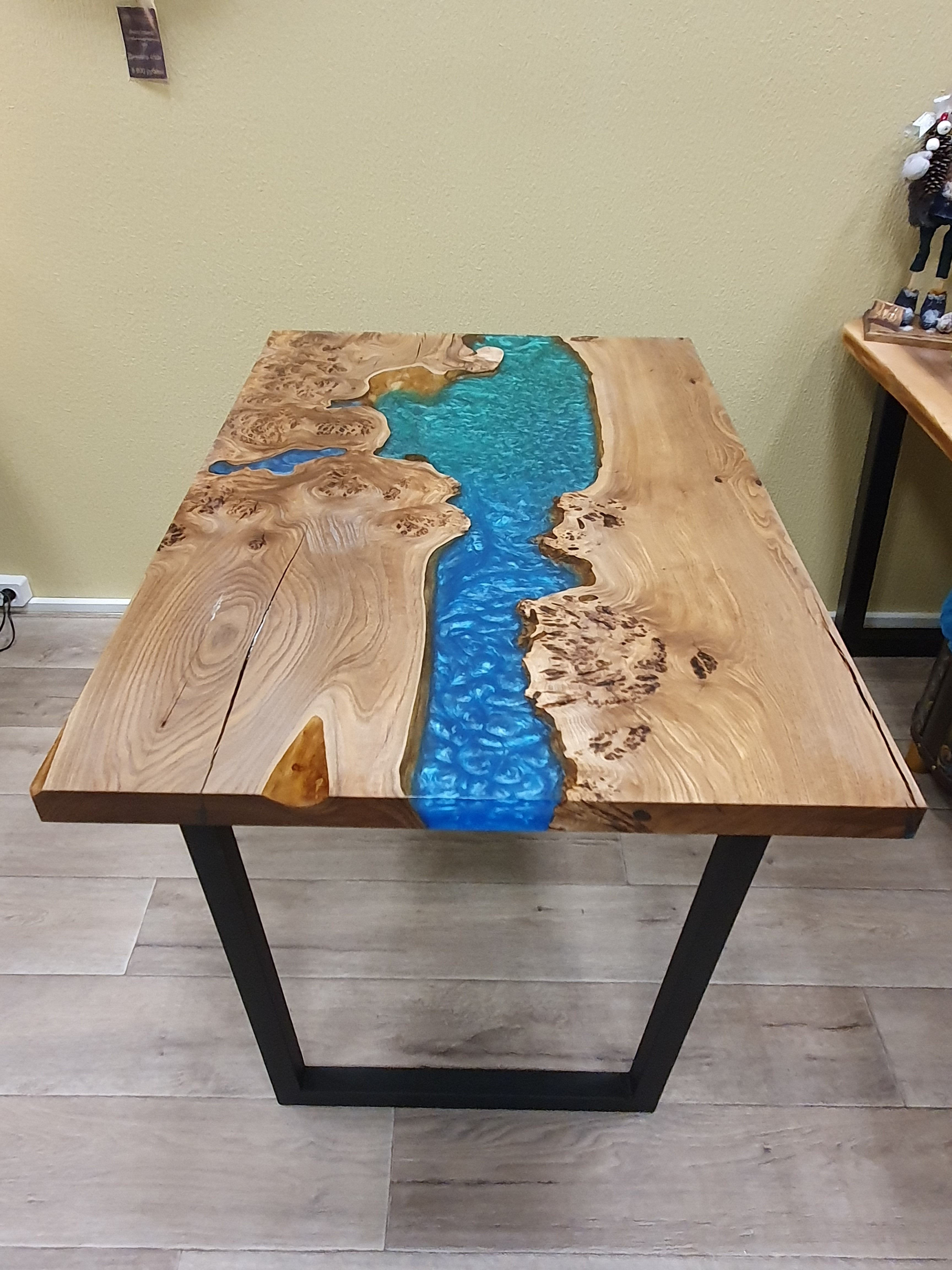 Обеденный стол с эпоксидной рекой
