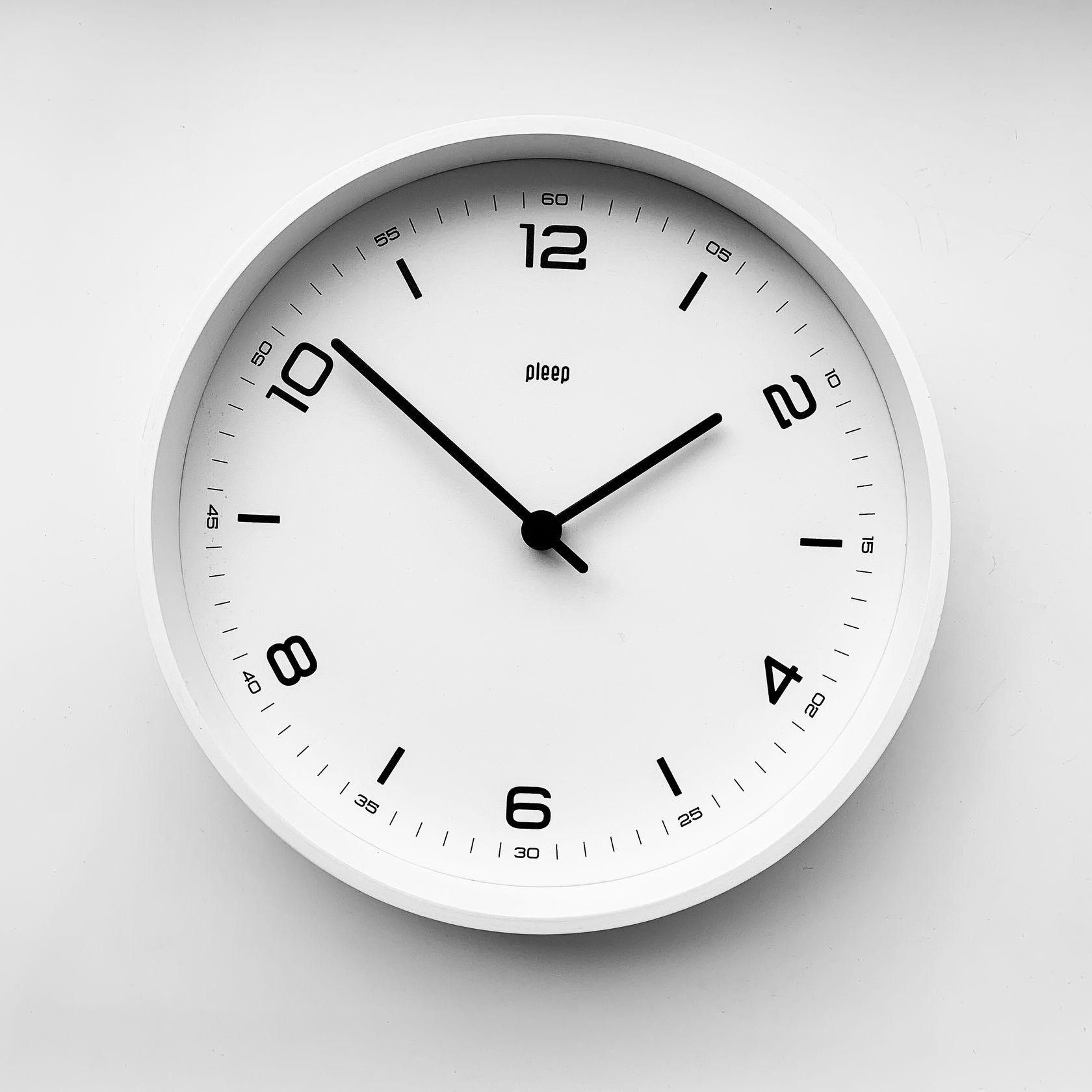 Часы с белым циферблатом