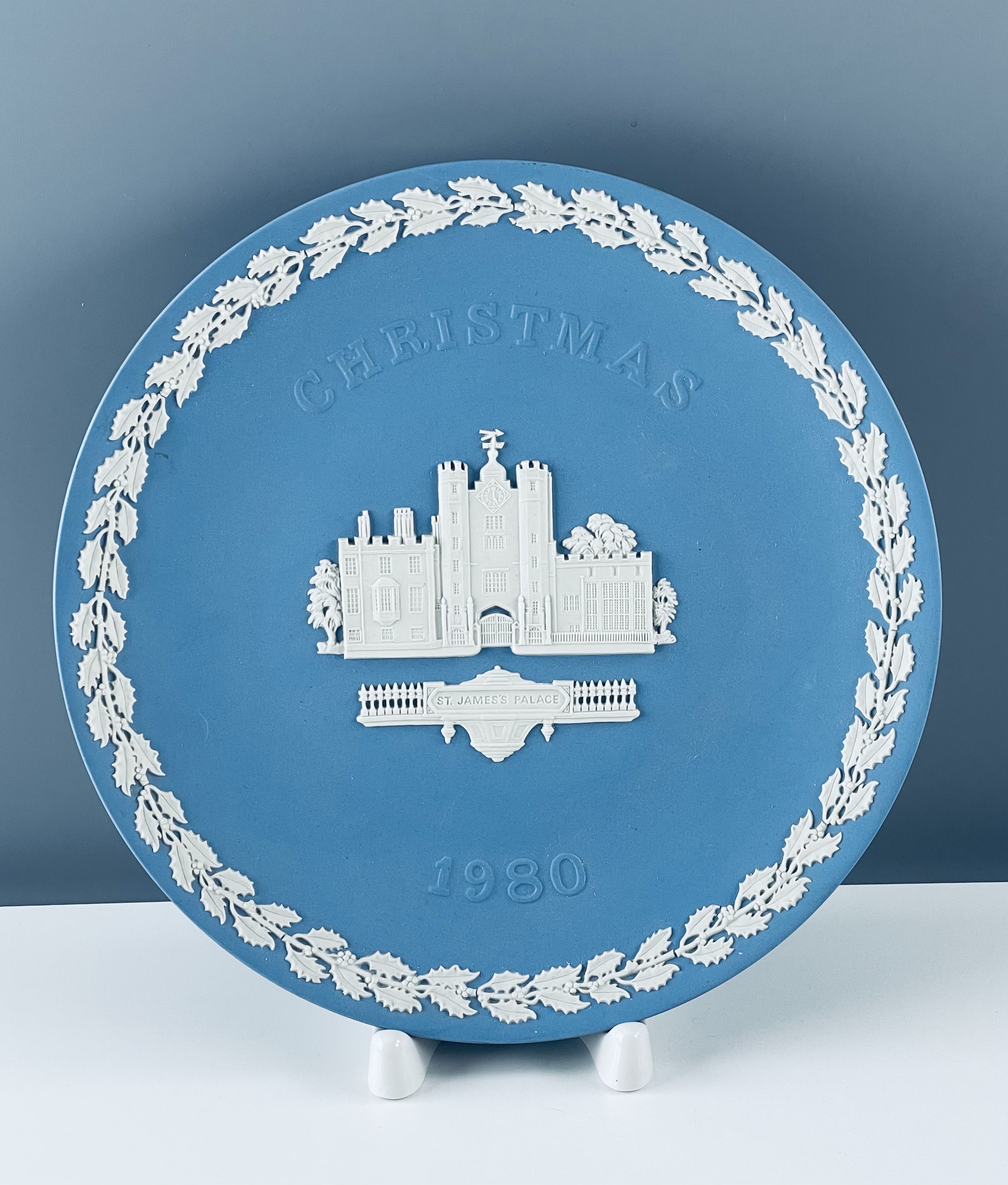 Винтажная декоративная тарелка "Christmas". Бисквитный фарфор Wedgwood. Англия, 1980-е.