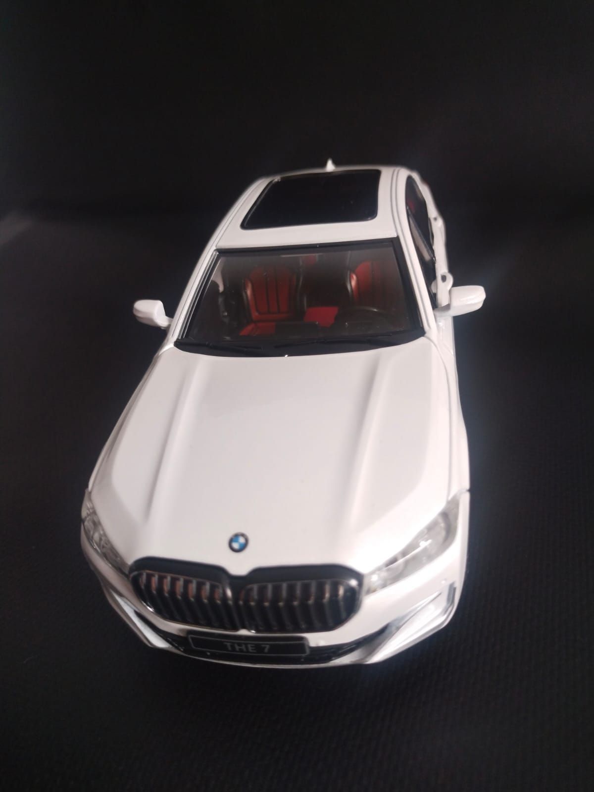 BMW 7 Series коллекционная металлическая инерционная машинка, модель 1:24  22см БМВ 7 с открывающимися дверьми, капотом,багажником и звуковыми и  световыми эффектами,цвет белый - купить с доставкой по выгодным ценам в  интернет-магазине OZON (1043058496)