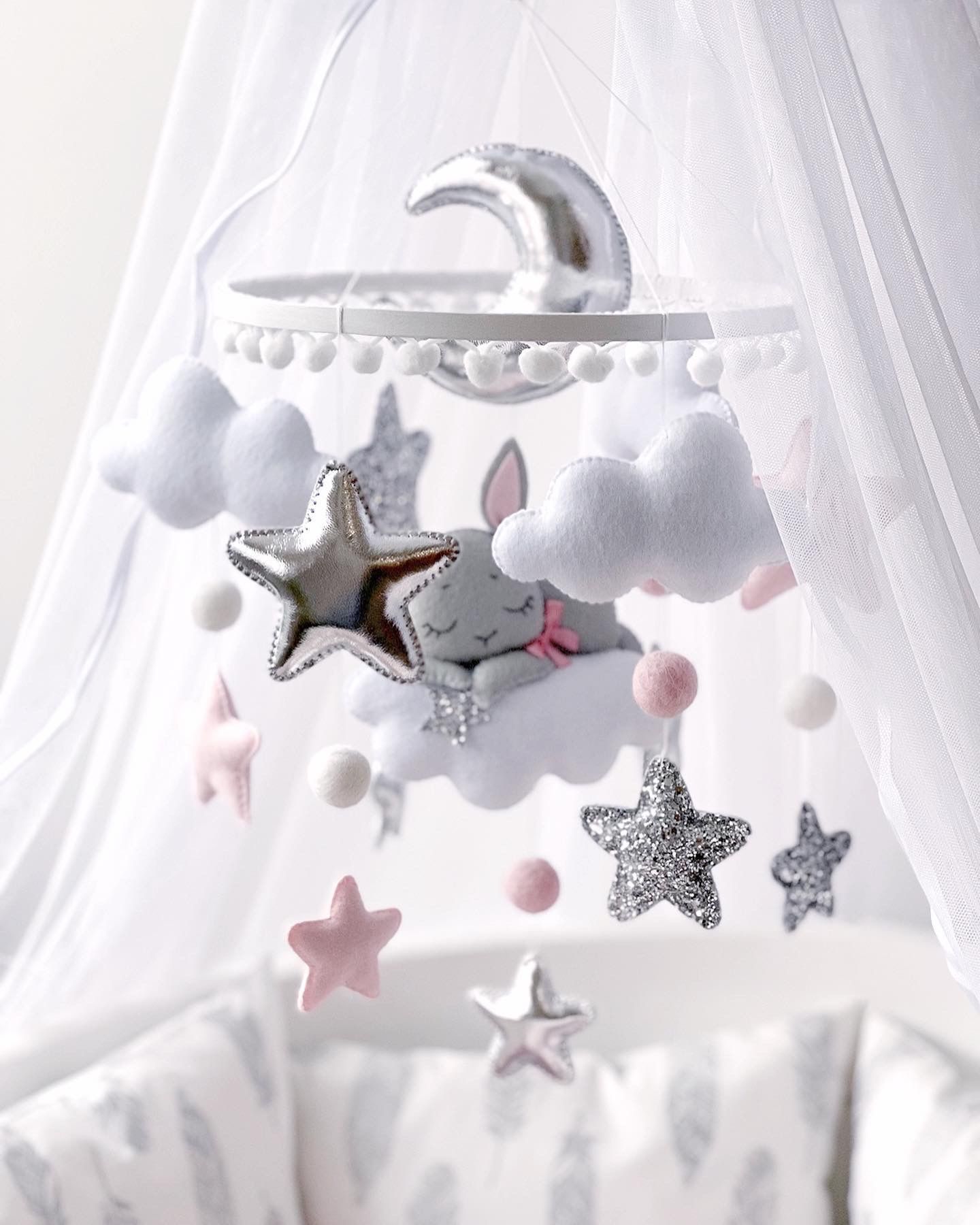 Мобиль для девочки с подсветкой из фетра с кронштейном и музыкальным блоком