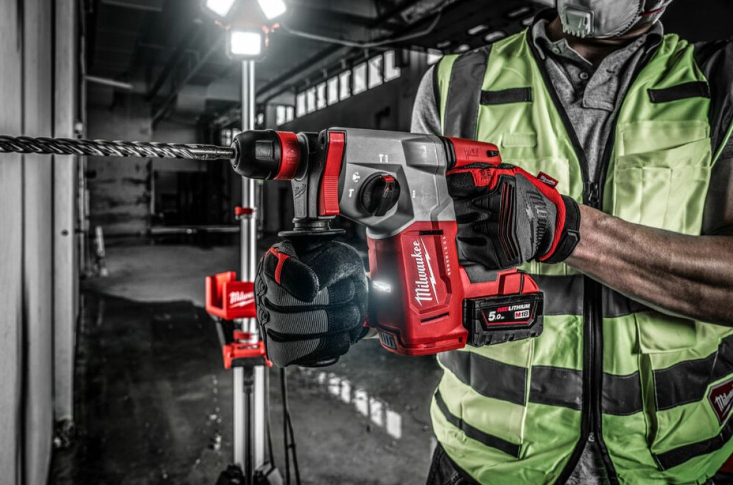 Милуоке m18 chpx. Milwaukee перфоратор аккумуляторный 18в. Перфоратор аккумуляторный milwaukee m18 fuel. Milwaukee перфоратор табличка. Аккумуляторный перфоратор milwaukee m18.