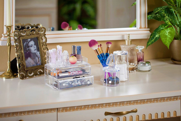 баночки с разными кремами на туалетном столике