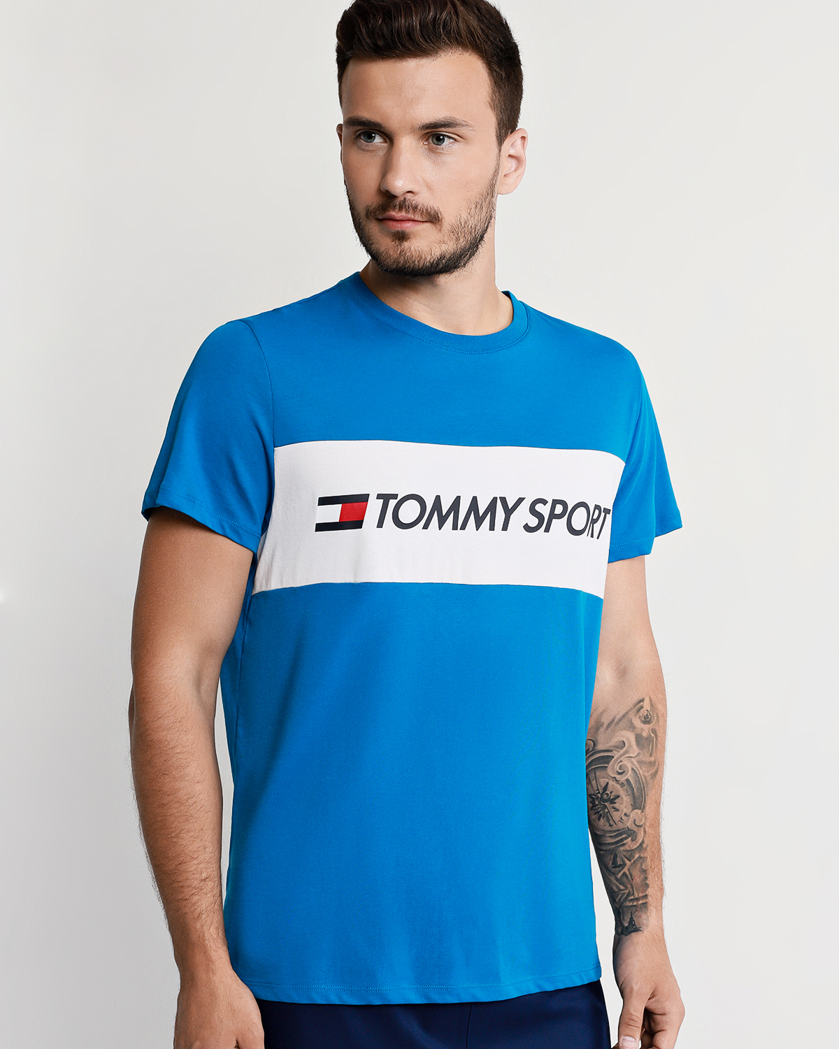 Томми спорт что за бренд. Значок томми спорт. Tommy sport. Футболка томми спорт. Томми спорт что за бренд.