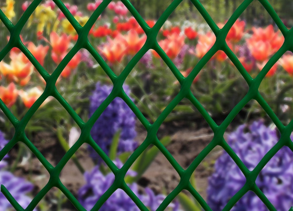 Забор из сетки садовой пластиковой фото