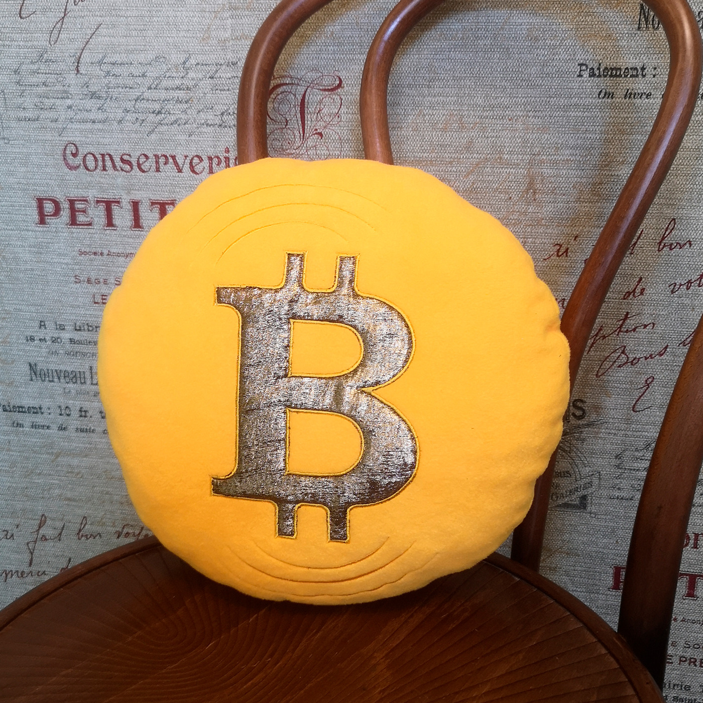 арт дракон и монетка. монета полушка 1706. фотопринт на декоративной подушке. монетка подушки. дракон с монеткой.