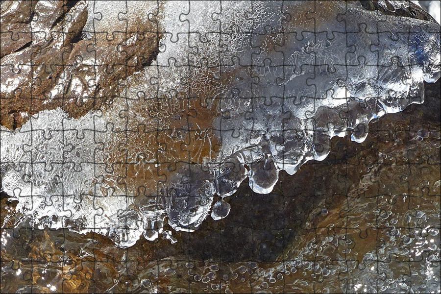 Замерзший камень. Замерзшая вода. Твердая вода. Замерзшая почва. Почвенный лед