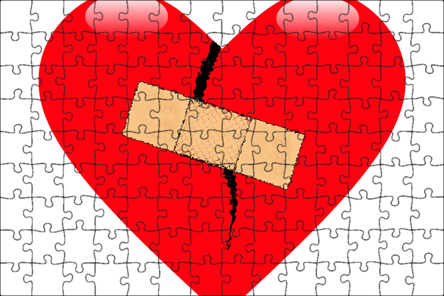 Разбитое сердце фон. Игра разбивающие сердца. Обои на телефон разбитое сердце на чёрном. Игра разбивающие сердца. Цветные сердечки.