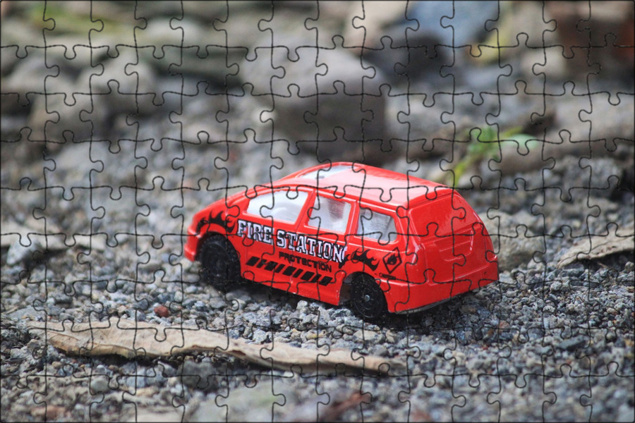 Машина игрушки игра. Игрушечные машины. Красная машинка игрушка. Красная игрушечная машина. Игрушечная машинка на камнях.