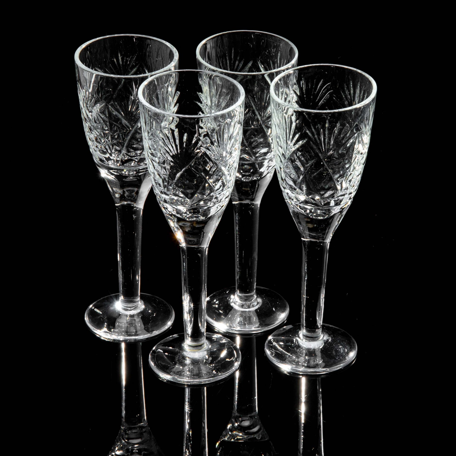 626. 4 рюмки. 4 рюмки. 4 рюмки. Стопки декорированные зеленым стеклом.