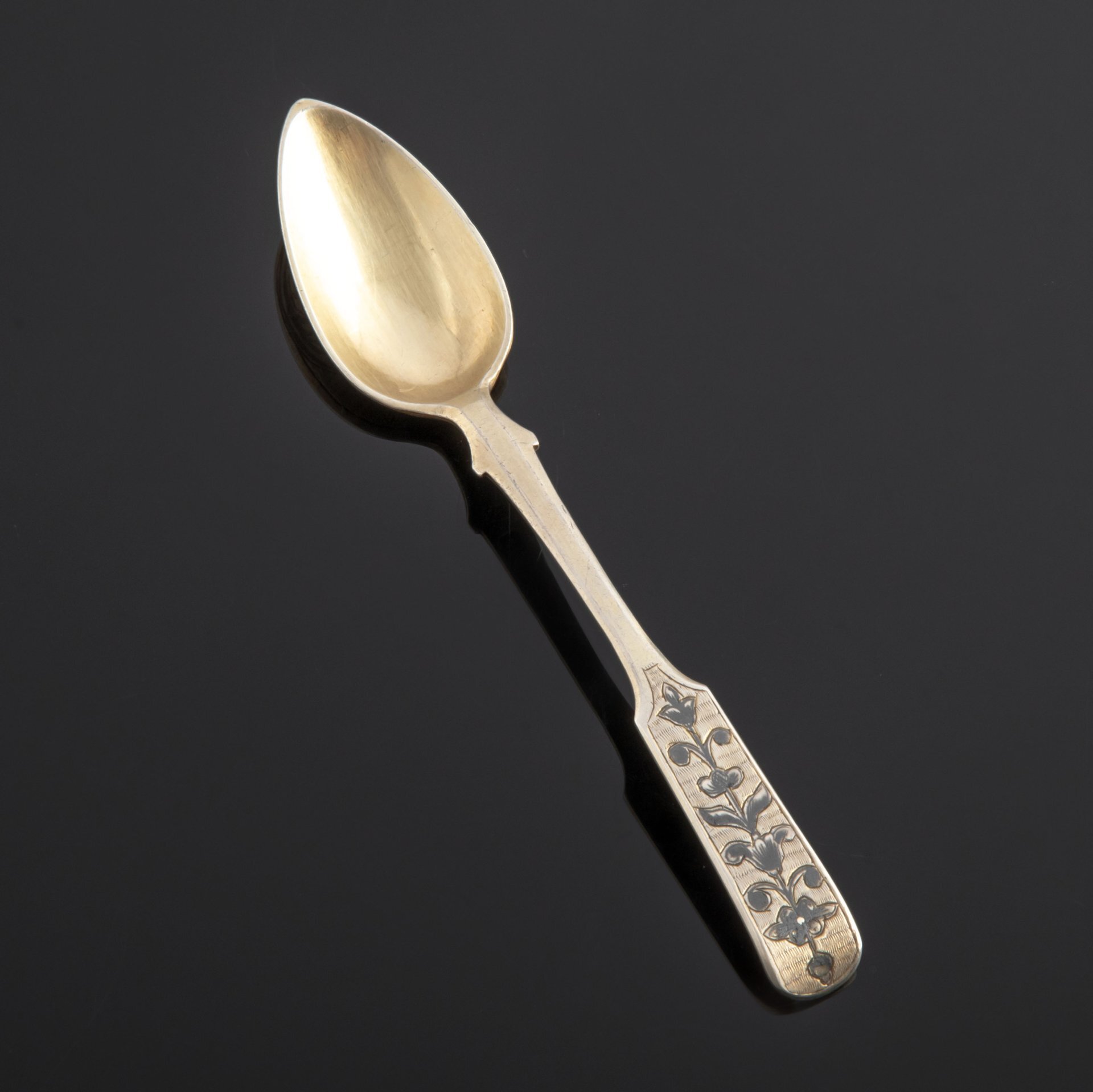 старая большая посеребренная ложка. ложка с позолотой детская. серебряная ложка с позолотой. серебряная ложка с позолотой. позолоченная чайная ложка.