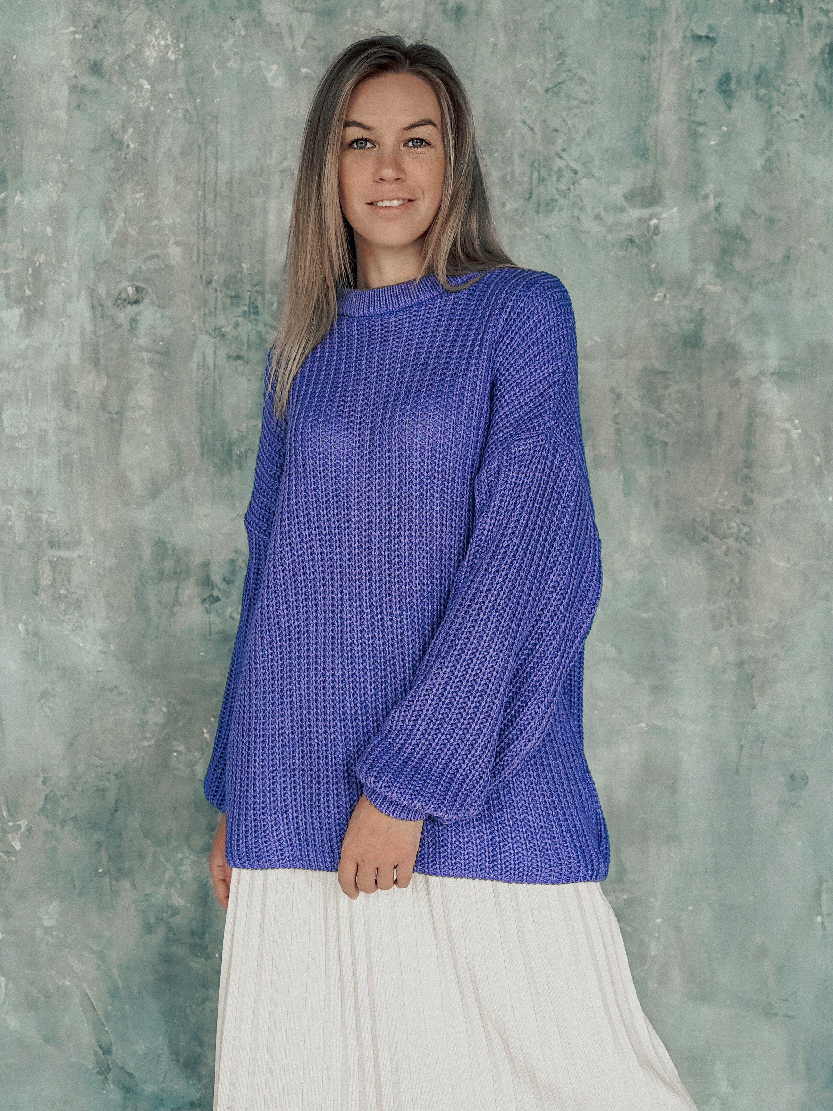 красивые свитера. стильные вязаные вещи для женщин. стильный свитер. свитер оверсайз тренд 2021. модные свитера 2023 женские.