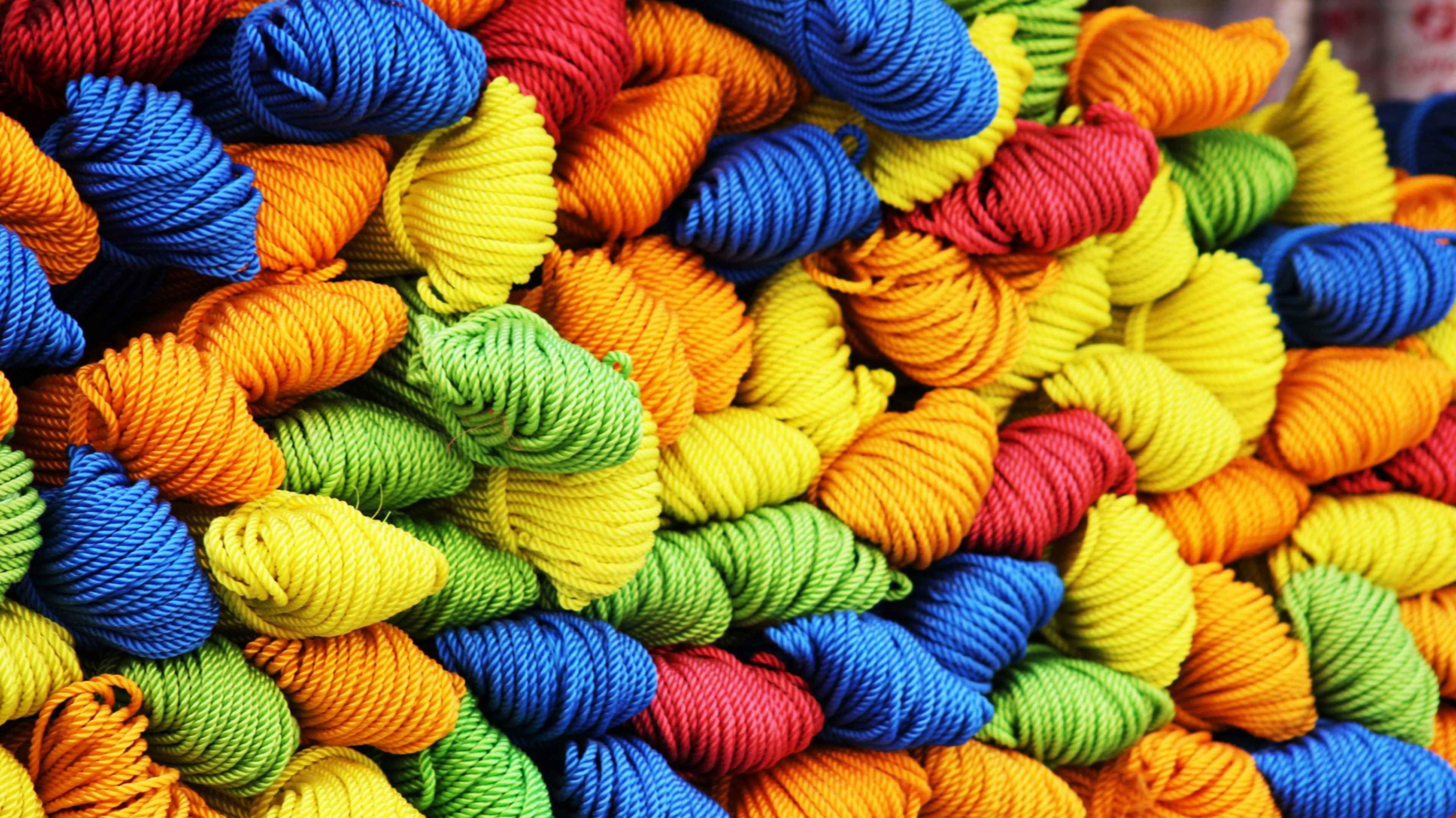 Разноцветные шерстяные нитки