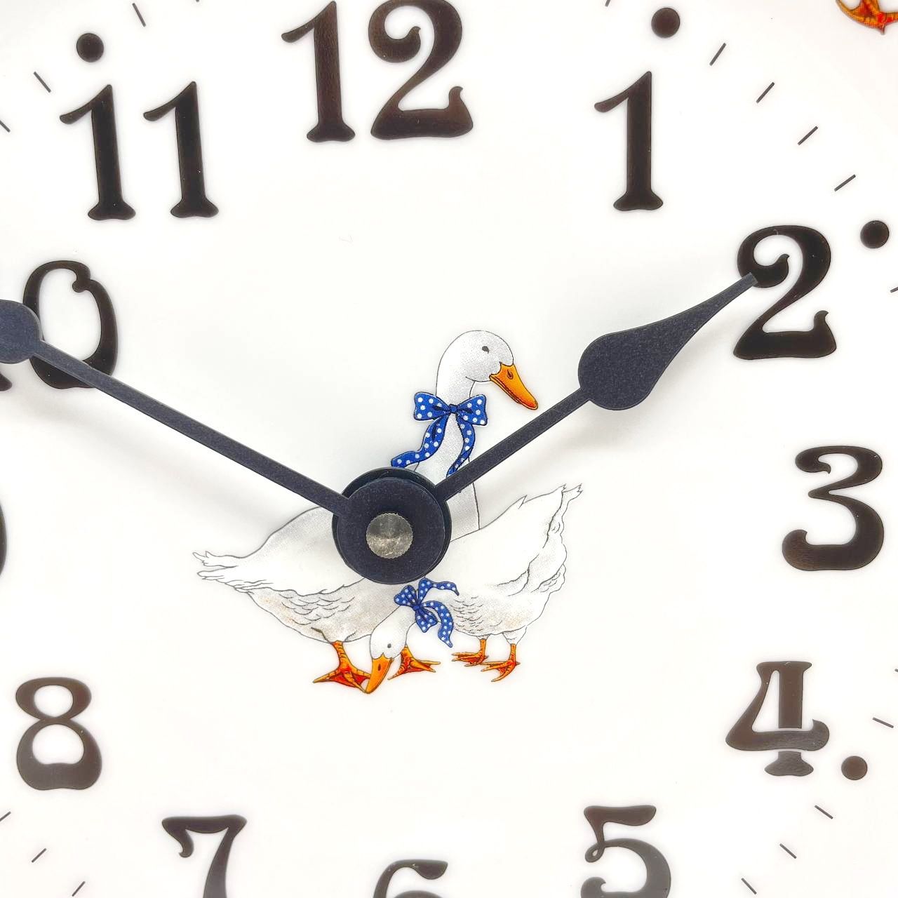 Фарфоровые часы настенные. Тарелка для торта гуси 27см. Настенные часы "гуси". Часы 26 см, декор "гуси" thun. Фаянсовые часы.