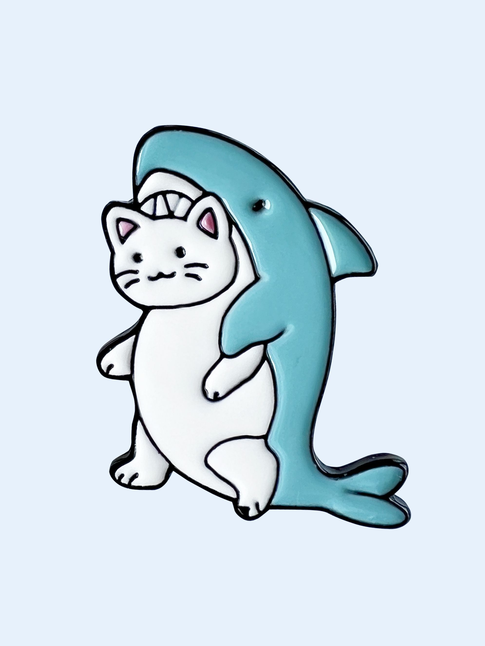 котик в костюме акулы
