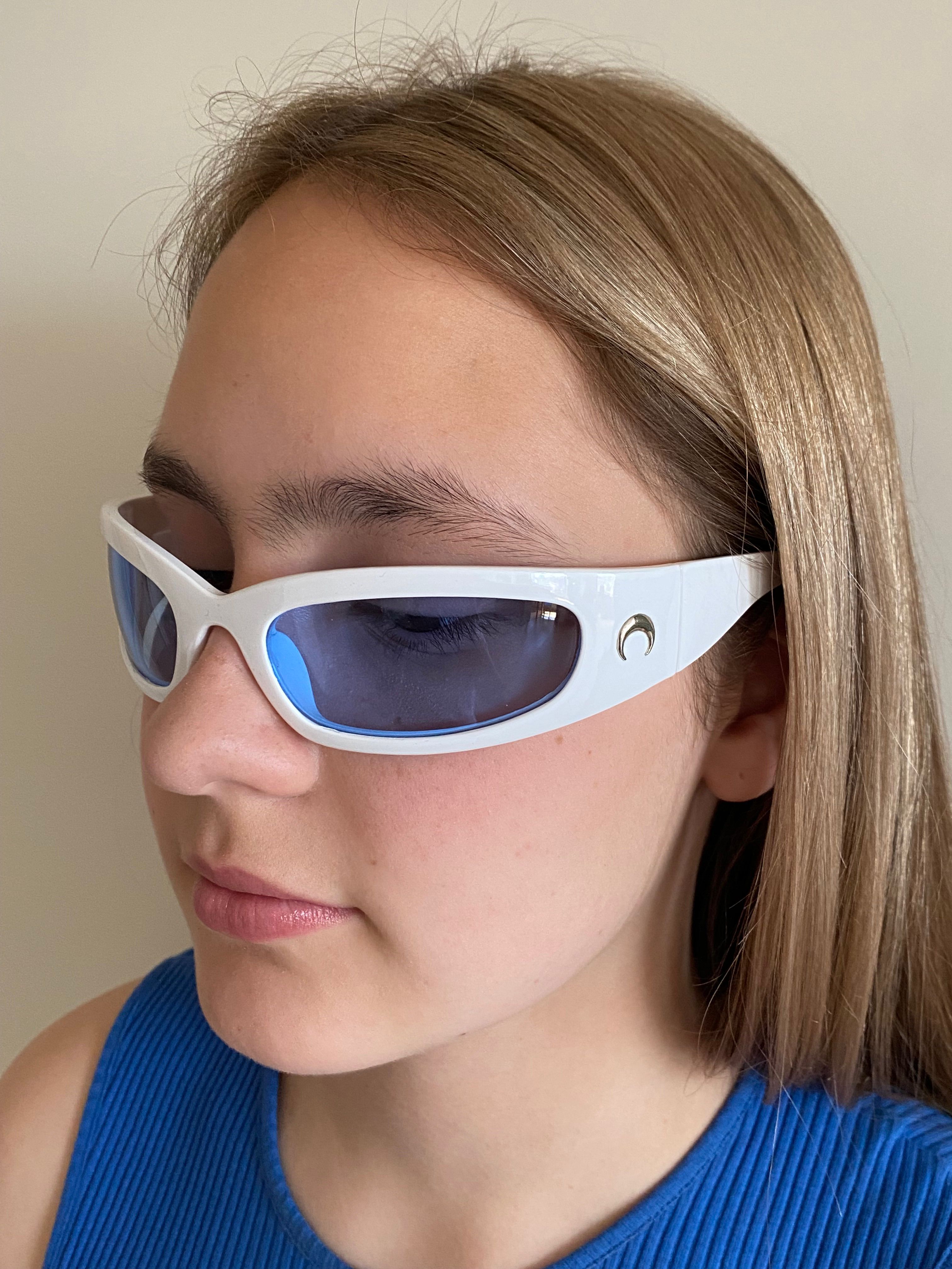 Очки известных блоггеров. Солнцезащитные очки на блогерах. Блоггер в солнцезащитных очках. Игровой блоггер в очках.
