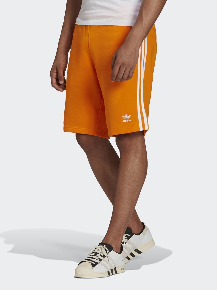 Originals шорты. Шорты адидас 3 Stripes. Adidas Essentials 3-Stripes оранжевые. Шорты адидас оранжевые. Шорты адидас чёрно оранжевые.
