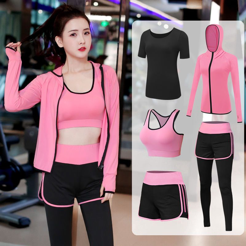 Ли ли в спортивном костюме