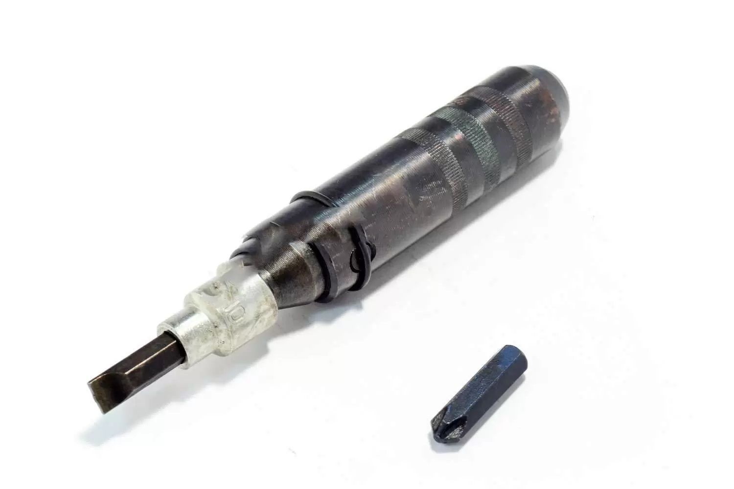 ударная приспособление для отворачивания винтов и болтов. отвертка ударная автом. ударная отвертка автом-2 2 насадки шлиц+крест 113030. ударная отвертка автом-2 2 насадки шлиц+крест 113030. отвертка ударная автом ( 2 насадки шлиц+крест).