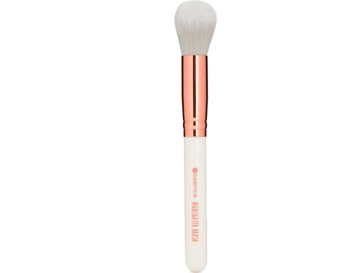 Кисти essence. Essence кисть для хайлайтера. Essence Highlighter Brush. Farres fluffy Brush for Highlighter. Кисточки для хайлайтера для лица.