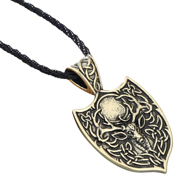 древний олений амулет на фоне нотного стана