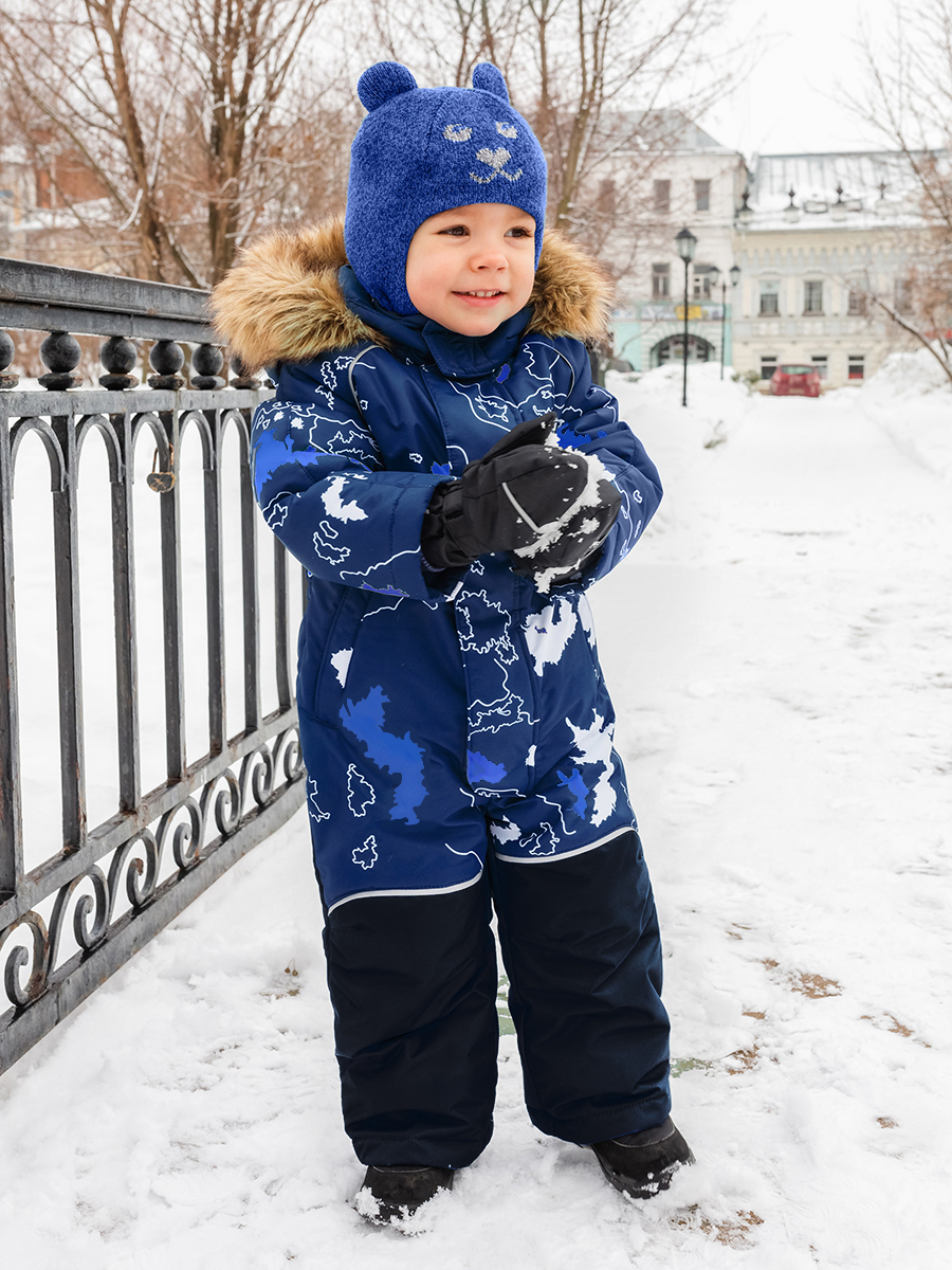 Мальчик в комбинезоне зимой