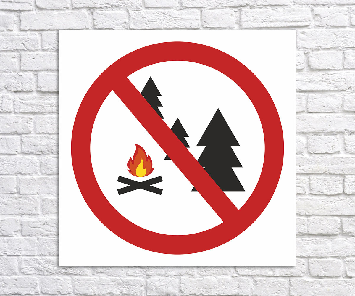 Разводить костер в лесу запрещено. Знак не разводить костры. Знак не жечь костры. Знак не разжигать костер. Табличка костер.