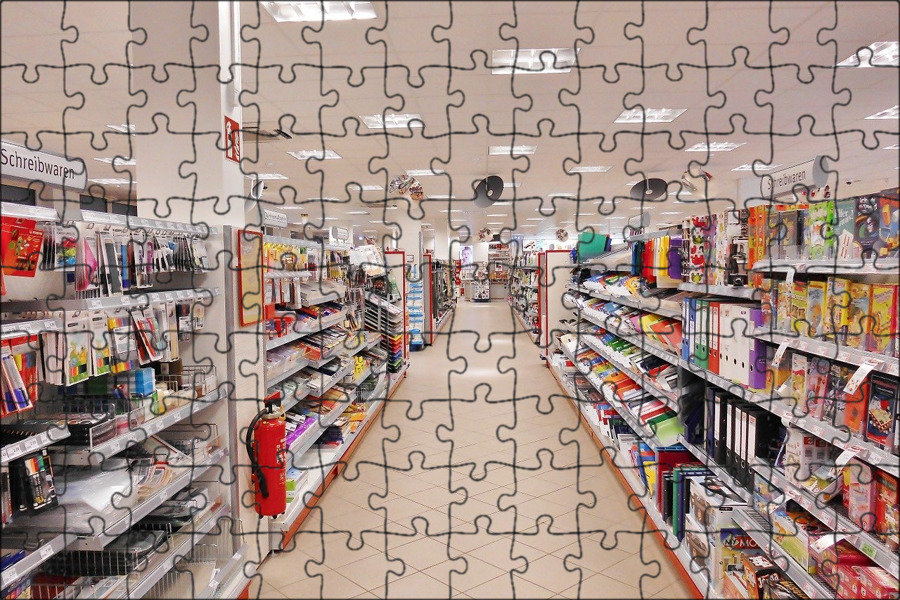 полки с канцелярскими товарами в магазине