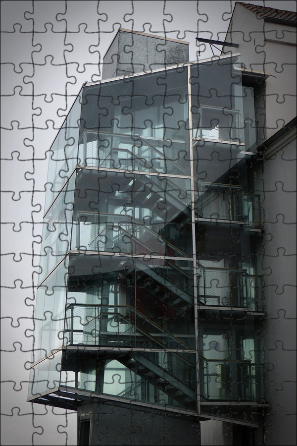 Лестница на фасаде. Архитектура промзданий японии. Пожарная лестница наружная 3 etaj. Наружные ограждения здания это. Лестницы металлические промышленные.