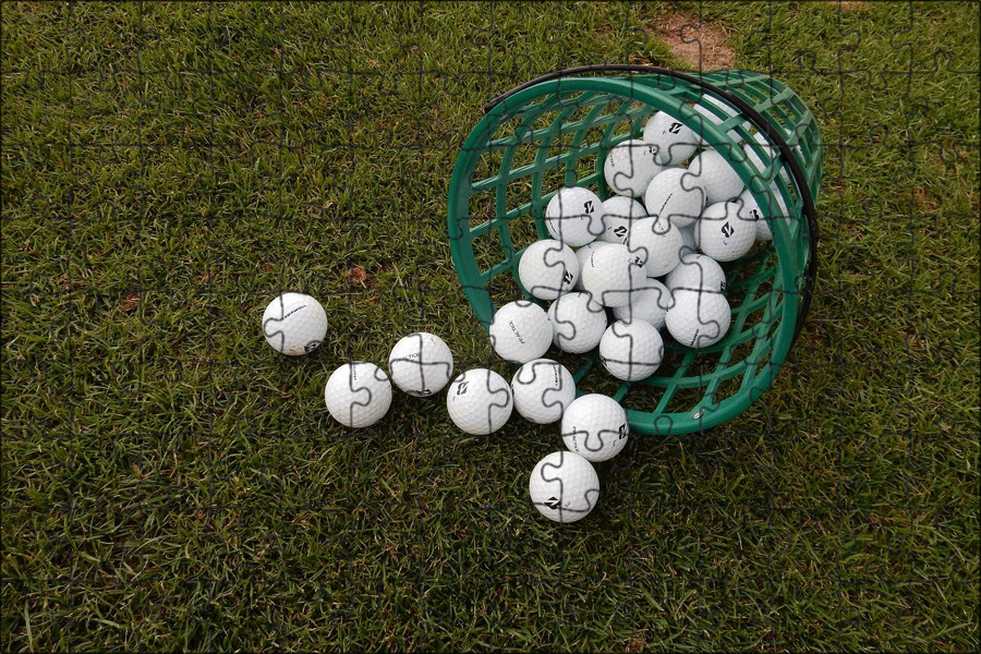 ящик для хранения мячей. в 1 2 корзинах мячей. мяч в сетке. корзина для мусора - теннисный мяч. корзина для спортивного инвентаря.