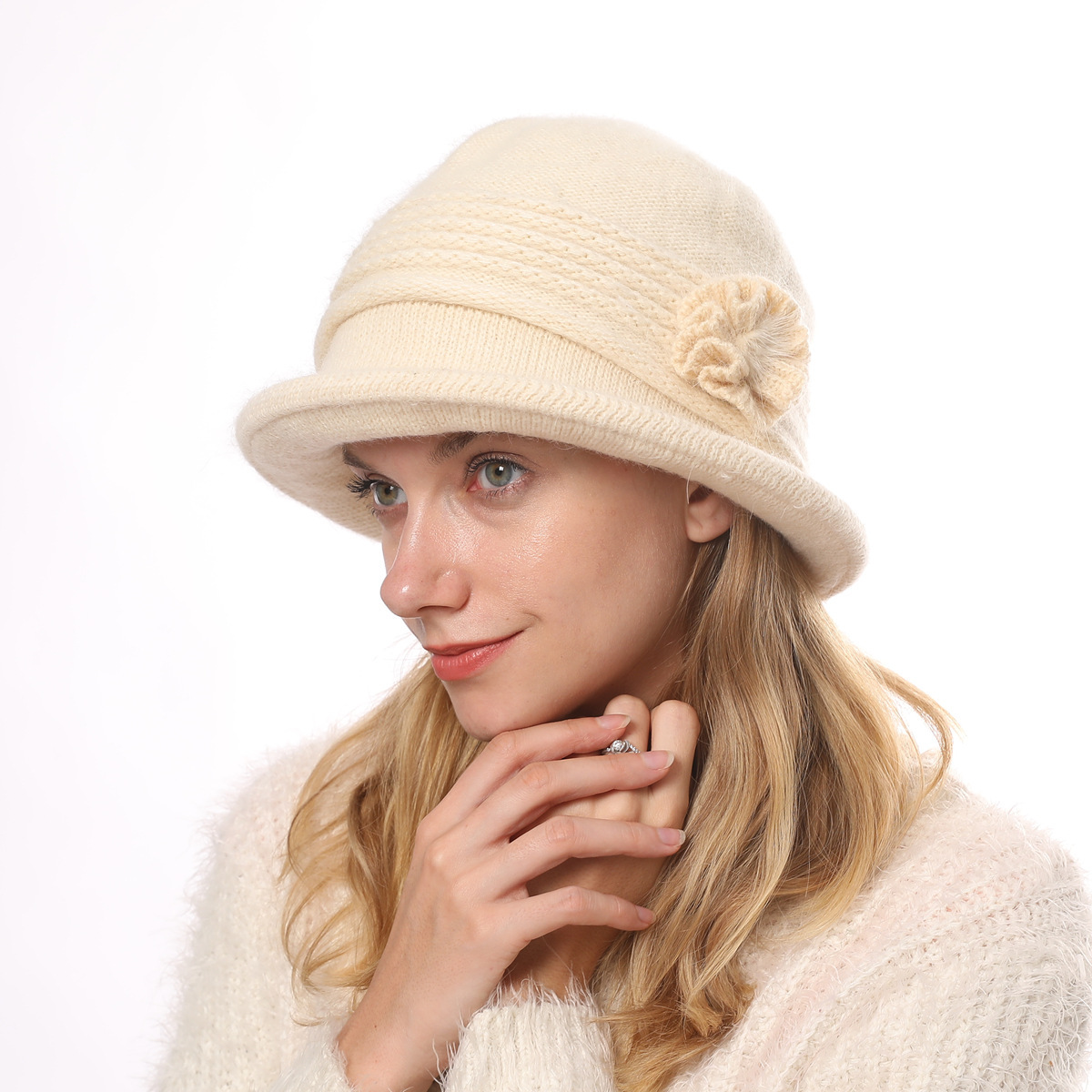Головные уборы в классическом стиле женски. Hat теплая на белом фоне. Теплые шляпы