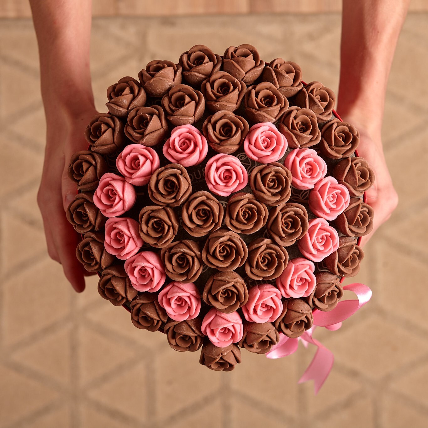 Шоколадные розы в шляпной коробке