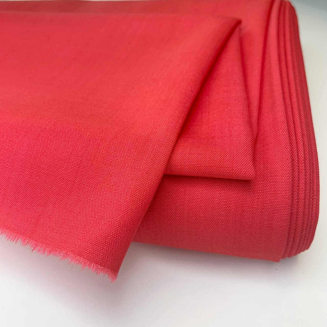 Красног. Однотонная плательная шерстяная ткань розовая.