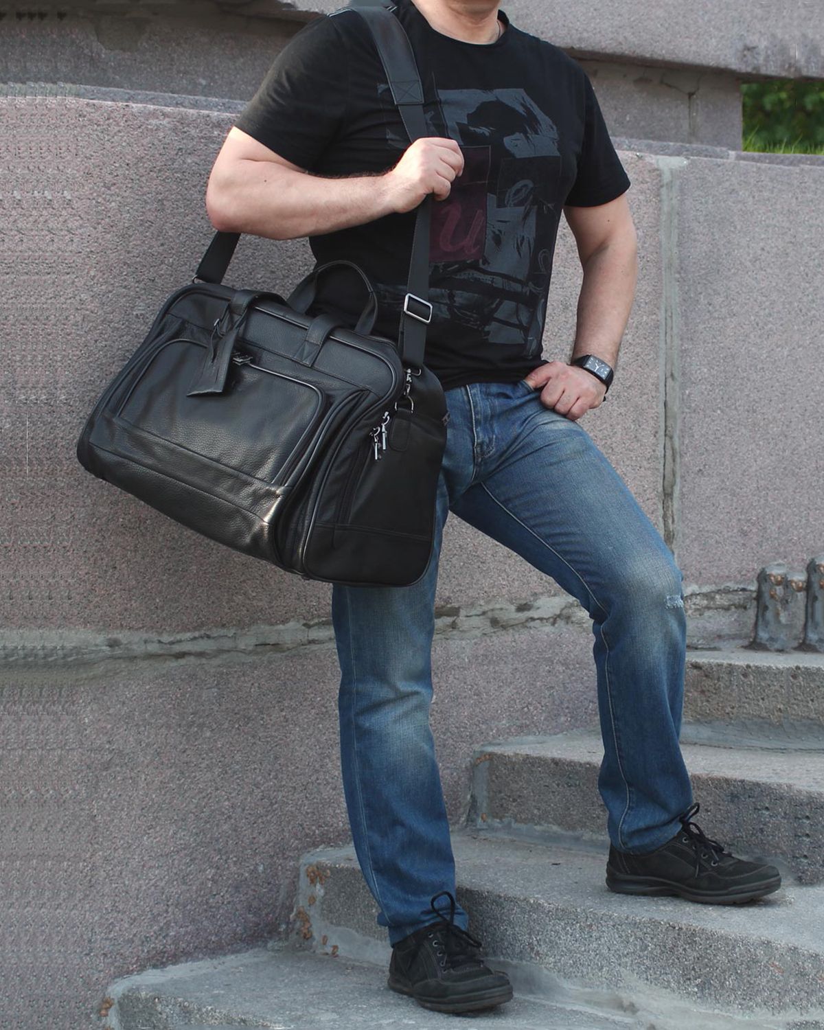 1 man 1 bag. Сумка дорожная кожаная большая Paul Rayner. Paul Rayner сумки. Paul Rayner сумка 1942905-1. Парень с сумкой.