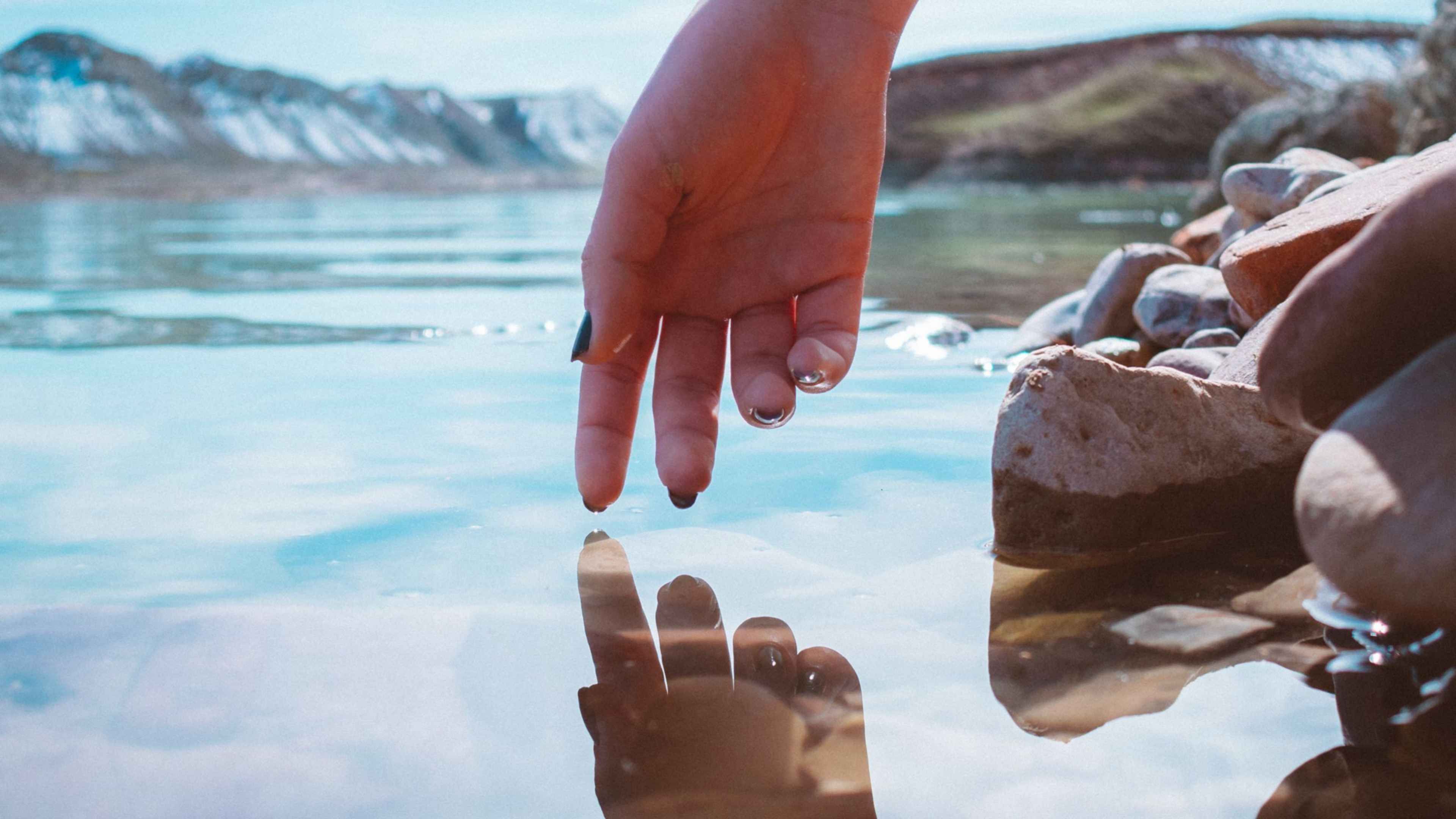 Водички руки. Вода Эстетика. Вода в руках. Руки в воде Эстетика. Вода в ладонях.