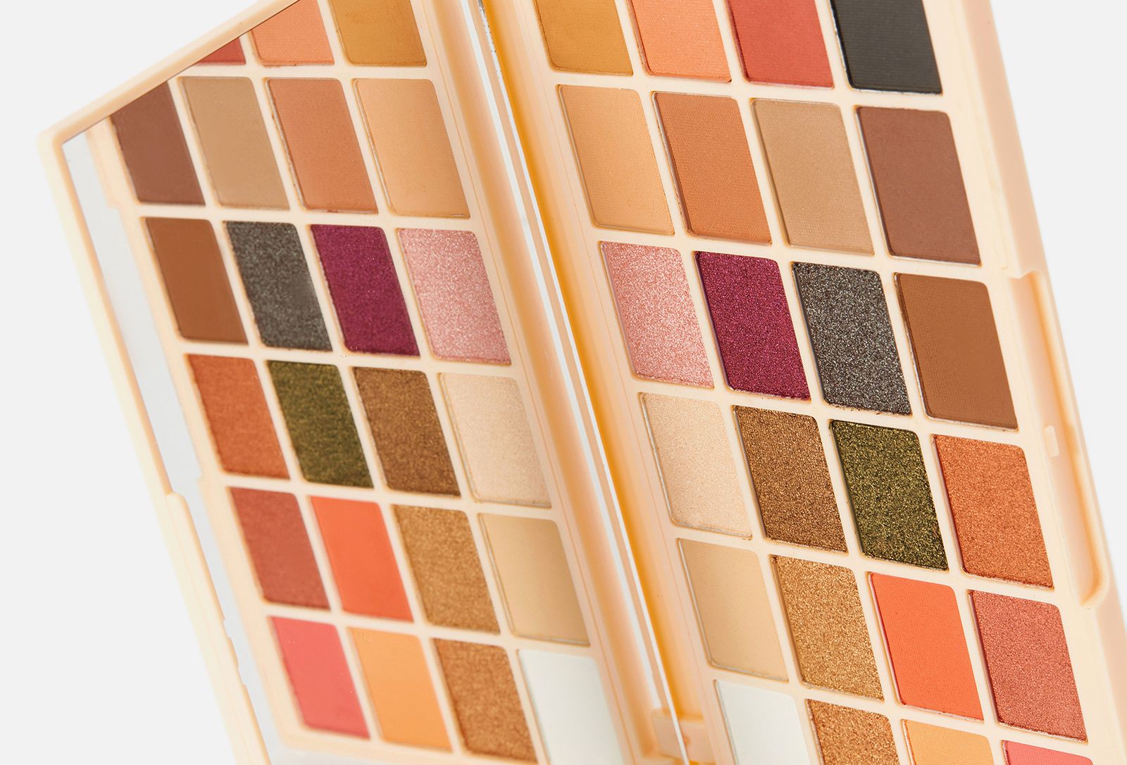 палетка теней революшен soph x. Revolution sophx ultra eyeshadows. палетка makeup revolution soph x.